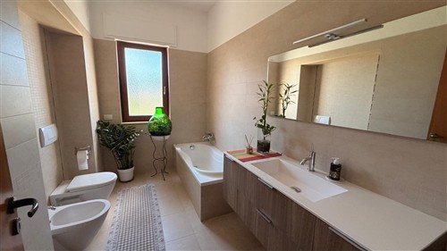 Villa a Pochi Passi, Completa di Tutti i Servizi. Buono Stato.